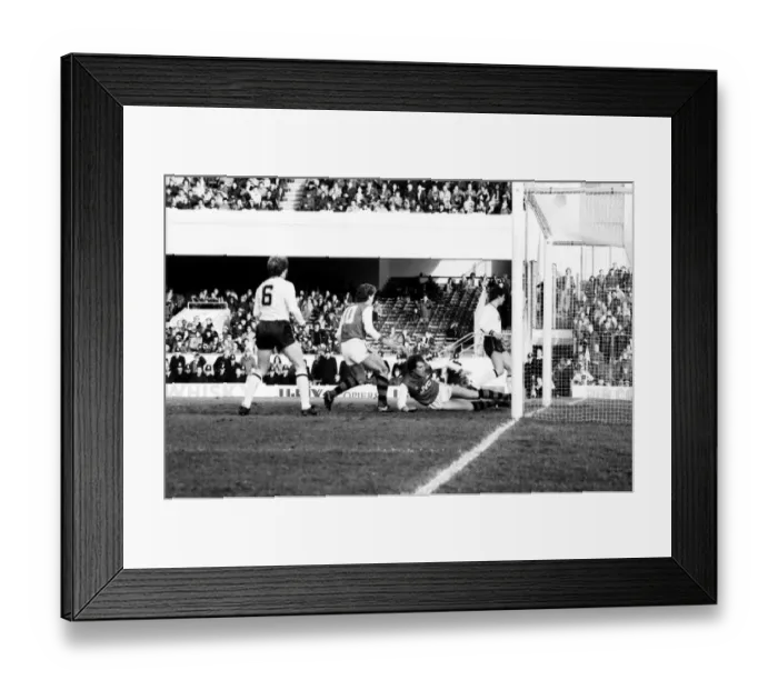Framed Print : English FA Cup match at Highbury. Arsenal 2 v Bolton Wanderers 1