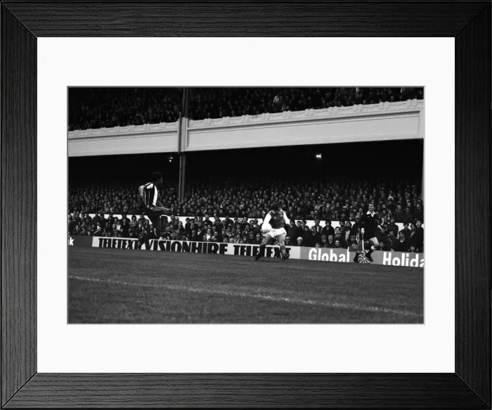Framed Print : Arsenal v. West Bromwich Albion. November 1980 LF05-15-017 The final score was a two all Framed Print : Arsenal v. West Bromwich Albion. November 1980 LF05-15-017 The final score was a two all