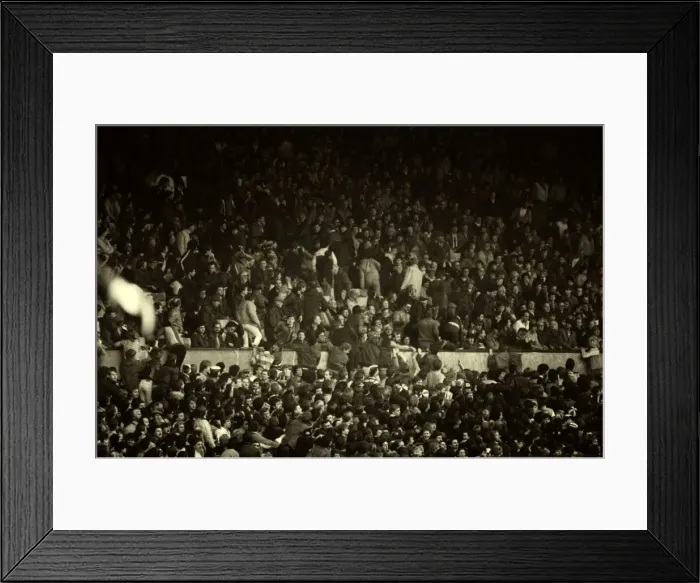Framed Print : Manchester United v. Everton. March 1985 MF20-09-042 The final score was a one all Framed Print : Manchester United v. Everton. March 1985 MF20-09-042 The final score was a one all