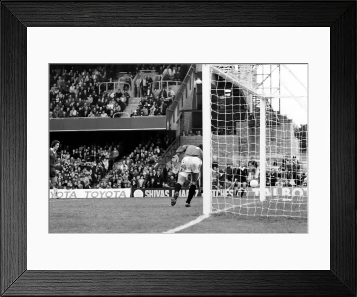 Framed Print : English League Division Two match at Stamford Bridge. Chelsea 6 v Newcastle United 0 Framed Print : English League Division Two match at Stamford Bridge. Chelsea 6 v Newcastle United 0