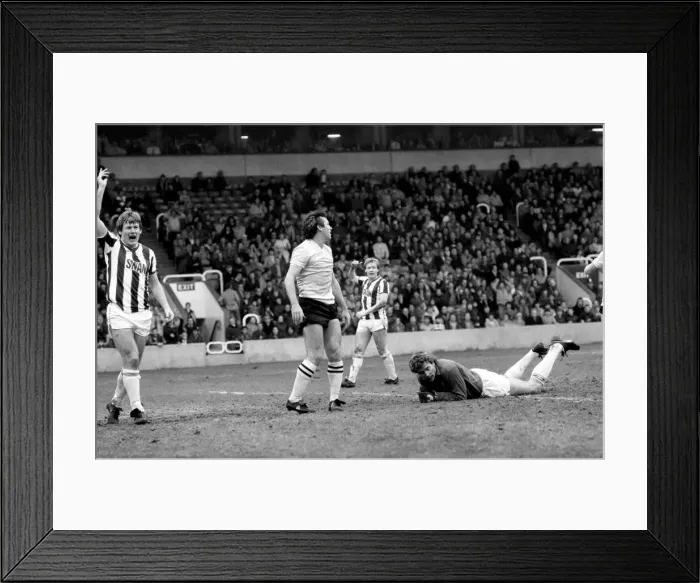 Framed Print : West Bromwich Albion 1 v. Everton 1. February 1984 MF14-08-016 Framed Print : West Bromwich Albion 1 v. Everton 1. February 1984 MF14-08-016