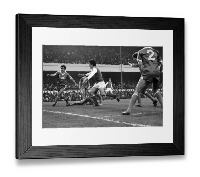 Framed Print : Arsenal v. Brighton and Hove Albion. November 1980 LF05-05-013 Football Division