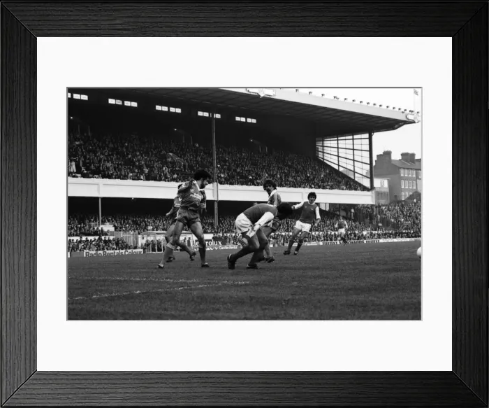 Framed Print : Arsenal v. Brighton and Hove Albion. November 1980 LF05-05-002 Football Division Framed Print : Arsenal v. Brighton and Hove Albion. November 1980 LF05-05-002 Football Division