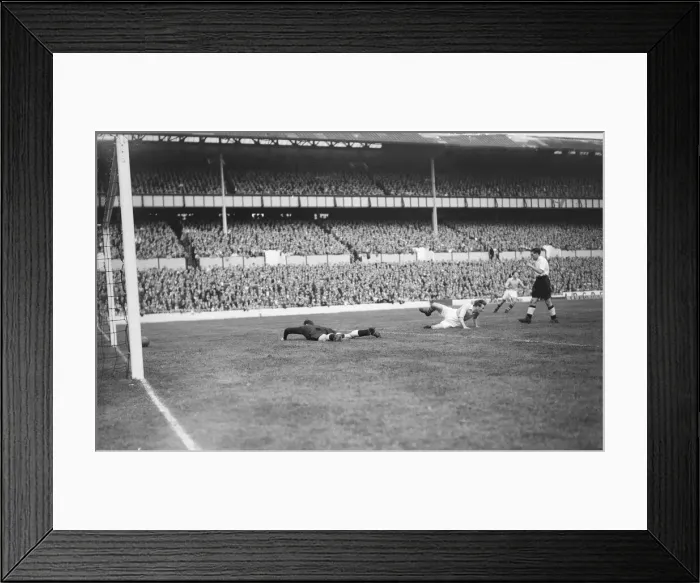 Framed Print : Tottenham Hotspurs v Manchester City Division One 1st September 1952 Framed Print : Tottenham Hotspurs v Manchester City Division One 1st September 1952
