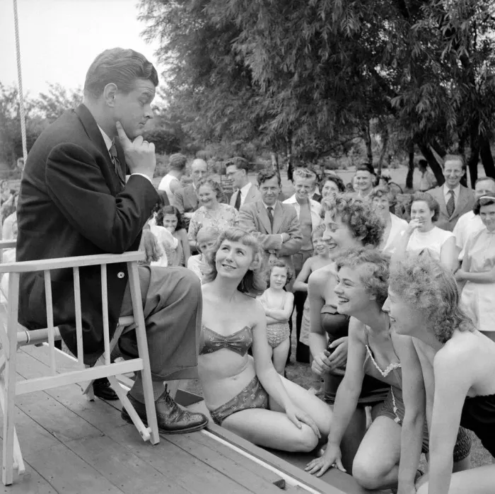 Framed Print : 03 / 08 / 1955 Boshen Beach Venus Competition at Ruislip Lido Benny Hill with Framed Print : 03 / 08 / 1955 Boshen Beach Venus Competition at Ruislip Lido Benny Hill with