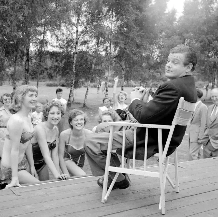 Framed Print : 03  /  08  /  1955 Boshen Beach Venus Competition at Ruislip Lido Benny Hill with