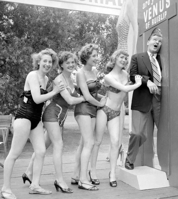 Framed Print : 03  /  08  /  1955 Boshen Beach Venus Competition at Ruislip Lido Benny Hill with
