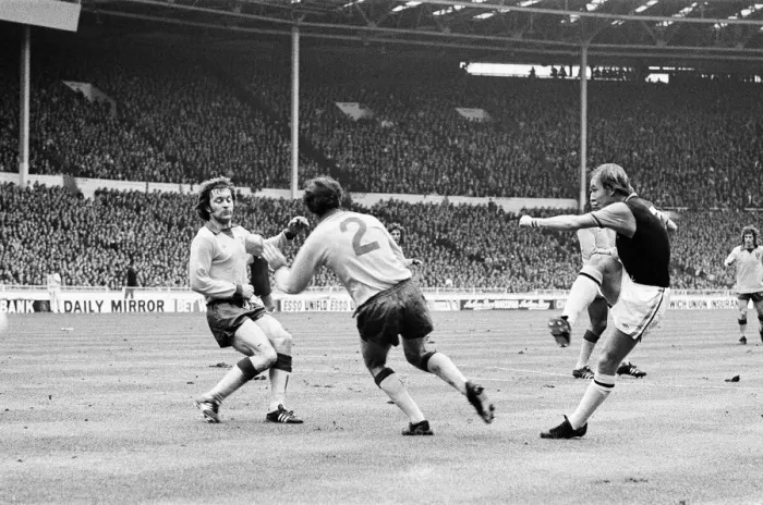 Framed Print : 1  /  3  /  1975 01  /  3  /  1975 Aston Villa 1-0 Norwich City 1975 League Cup Final