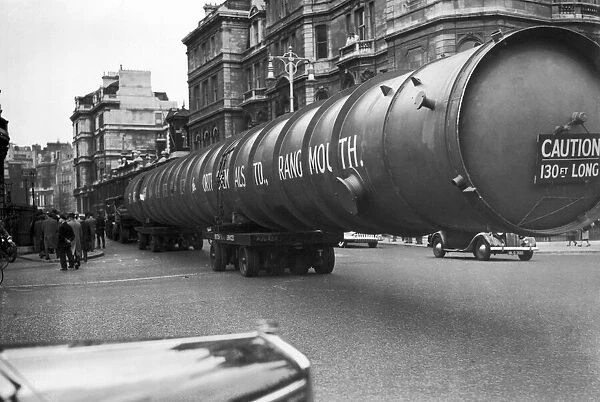 A 130 foot long distillation column causes chaos among the traffic at Hyde Park corner as