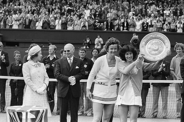 14, 000 stamping fans cheered Virginia Wade to victory in her fight against Holland