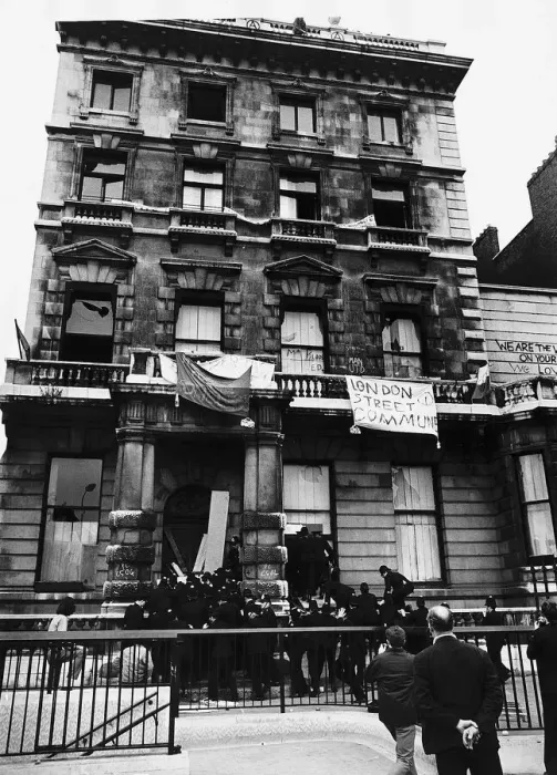 Framed Print : 144 Piccadilly during the battle to remove three hundred illegal squatters Over eighty