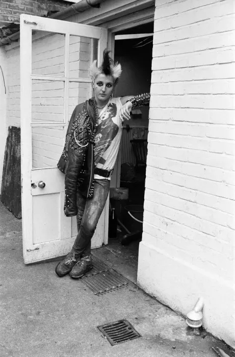 Framed Print : 17-year-old punk Saroj Nelson at home in North London. 19th July 1981