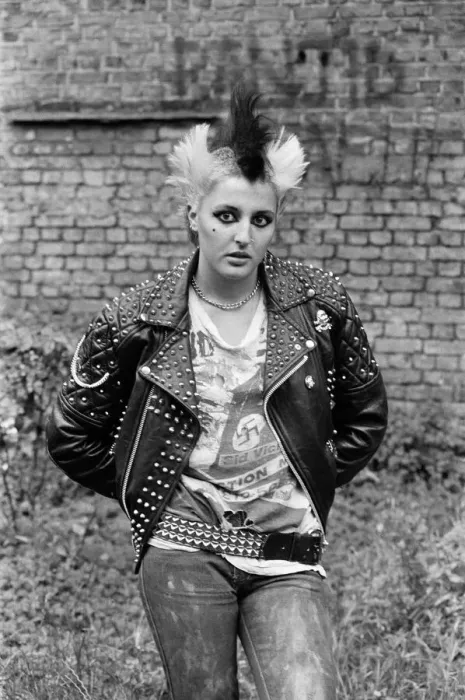 Framed Print : 17-year-old punk Saroj Nelson at home in North London. 19th July 1981 Framed Print : 17-year-old punk Saroj Nelson at home in North London. 19th July 1981