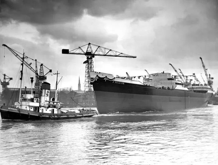 Framed Print : The 18, 000-ton shell tanker Helcion moves along the River Tyne