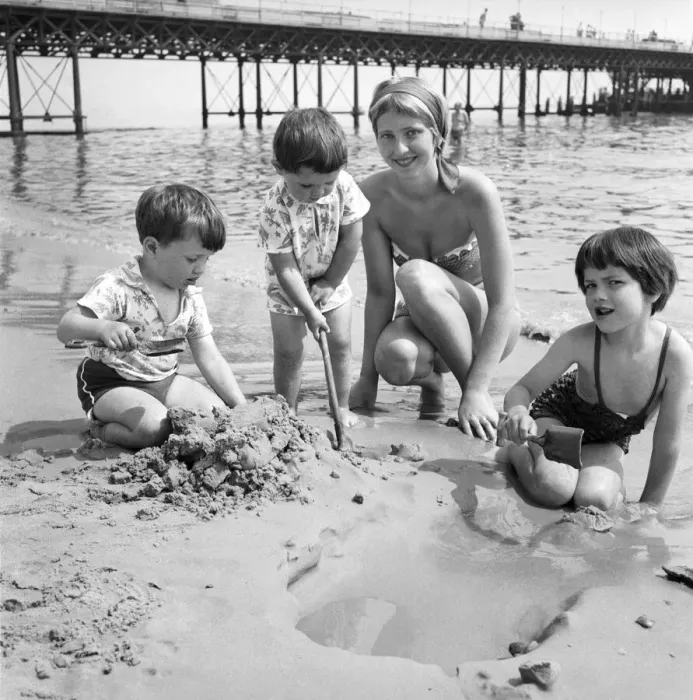 Framed Print : 19 year old nanny Birte Anderson on the beach at Bournemouth with children Elizabeth (6)