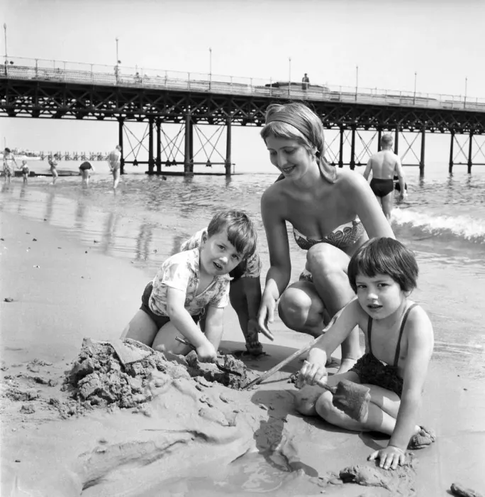 Framed Print : 19 year old nanny Birte Anderson on the beach at Bournemouth with children Elizabeth (6) Framed Print : 19 year old nanny Birte Anderson on the beach at Bournemouth with children Elizabeth (6)