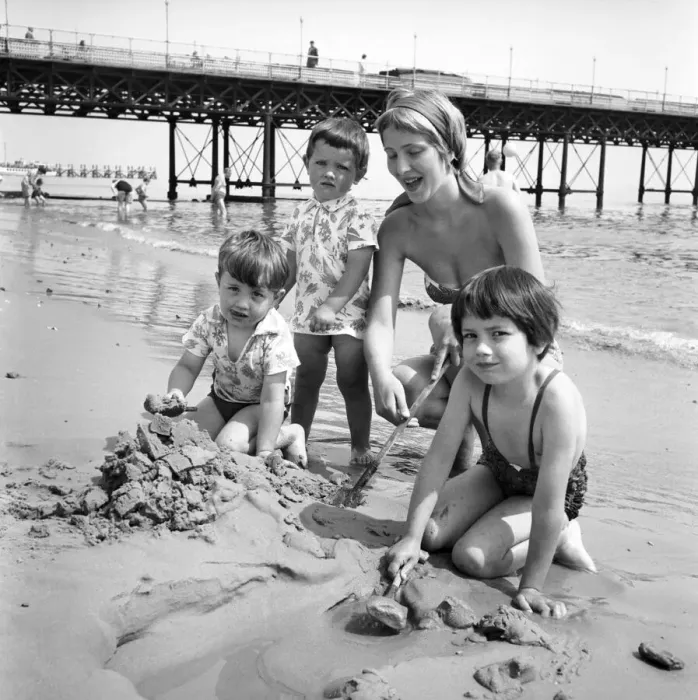 Framed Print : 19 year old nanny Birte Anderson on the beach at Bournemouth with children Elizabeth (6) Framed Print : 19 year old nanny Birte Anderson on the beach at Bournemouth with children Elizabeth (6)