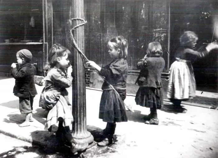 Framed Print : 1900-1909. Children playing in the Scotswood area of Newcastle Framed Print : 1900-1909. Children playing in the Scotswood area of Newcastle