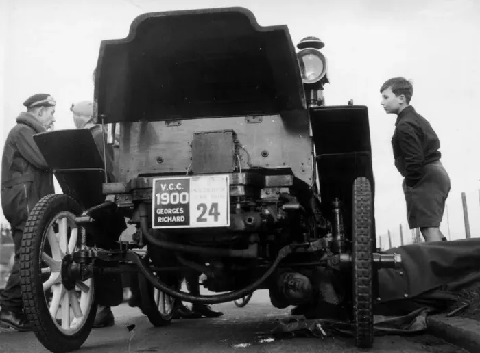 Framed Print : 1900 Georges Richard-Brazier in need of repair during the 1950 Veterans car run from Hyde