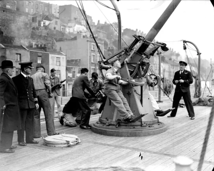 Framed Print : 1939 - just at the outbreak of war - shows Royal Naval reservists undergoing gunnery Framed Print : 1939 - just at the outbreak of war - shows Royal Naval reservists undergoing gunnery