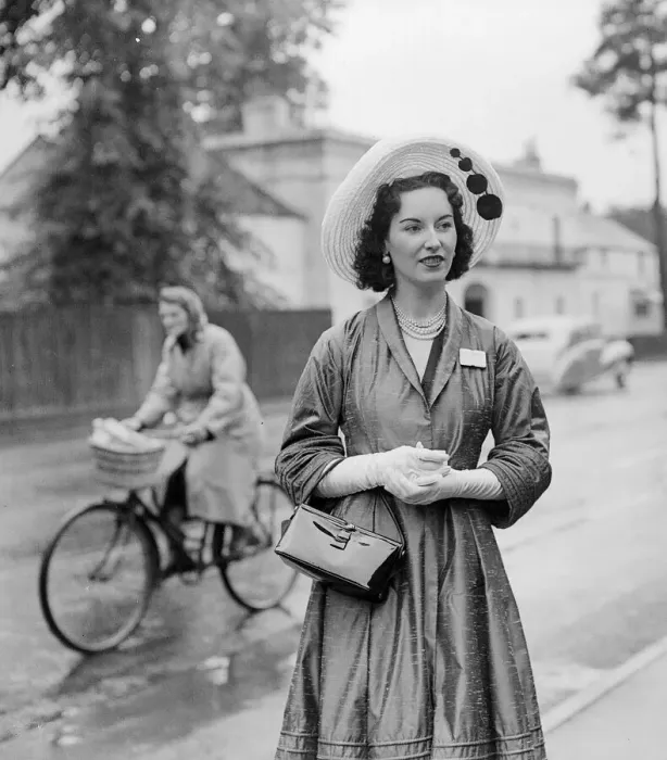 Framed Print : 1953 Clothing Ascot Fashion Mrs Peter Black wore a white picture hat of straw Framed Print : 1953 Clothing Ascot Fashion Mrs Peter Black wore a white picture hat of straw