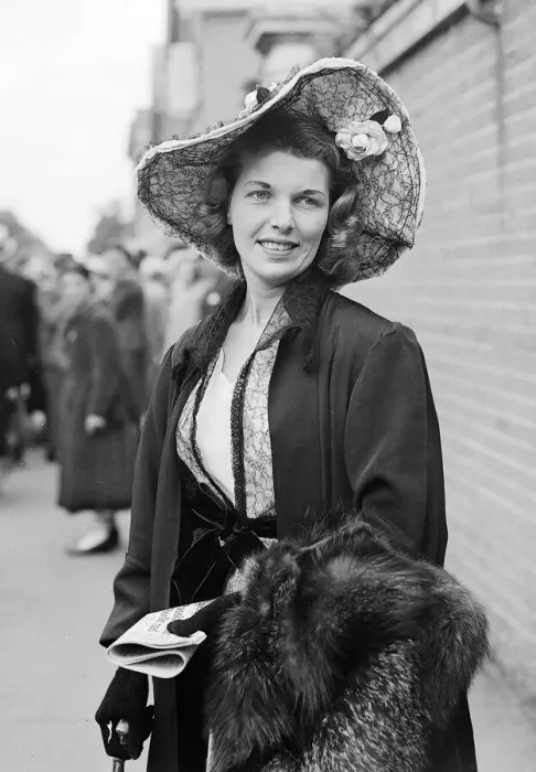 Framed Print : 1953 Clothing Ascot Fashion Mrs Stella Munday wearing a taffetta hat in pink with