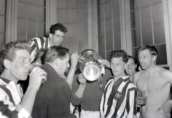 Framed Print : 1954 FA Cup Final West Bromwich Albion v Preston North End Players drinking Framed Print : 1954 FA Cup Final West Bromwich Albion v Preston North End Players drinking