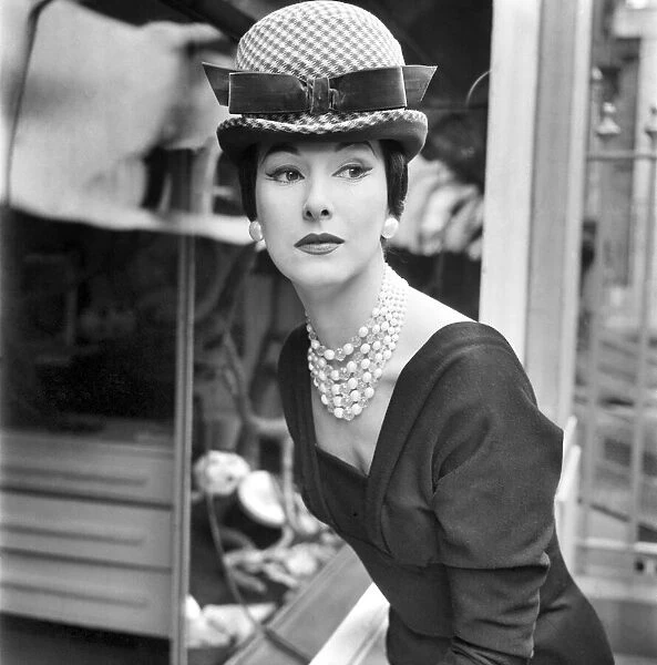 1960s Hat Fashions. June 1960 M4406-002