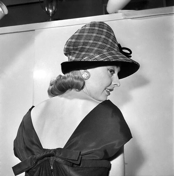 1960s Hat Fashions. June 1960 M4406-004