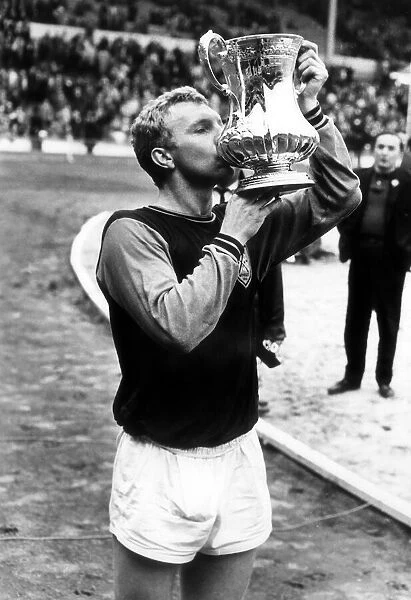 1964 FA Cup Final West Ham United Bobby Moore kisses the trophy after his sides