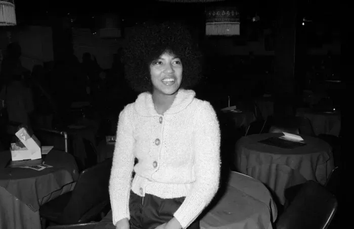 Framed Print : 1970s Jazz and Folk singer Linda Lewis at Ronnie Scotts club in London Framed Print : 1970s Jazz and Folk singer Linda Lewis at Ronnie Scotts club in London