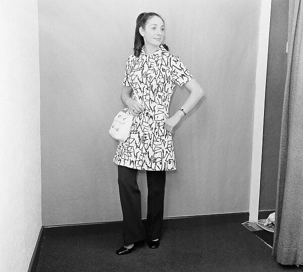 1971 Fashion, Studio Pix posed by model, 10th January 1971