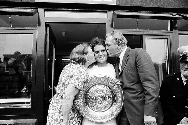 1971 Wimbledon Ladies Singles Final. Champion Evonne Goolagong gets a kiss from her