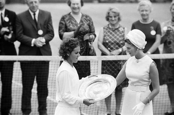 1971 Wimbledon Ladies Singles Final. Princess Alexandra presents Champion Evonne