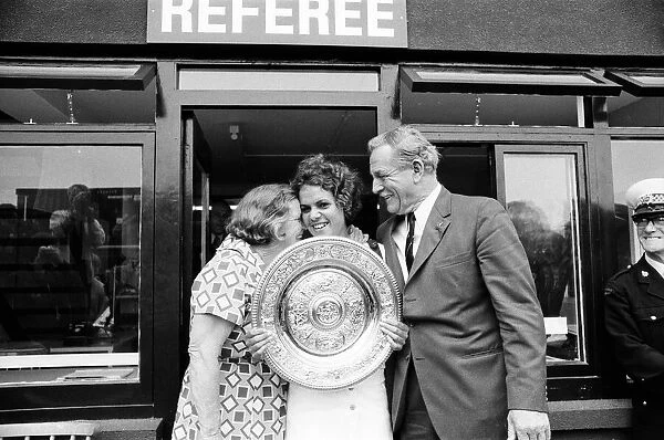 1971 Wimbledon Ladies Singles Final. Champion Evonne Goolagong with her trainer Vic