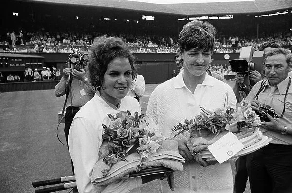 1971 Wimbledon Ladies Singles Final. Champion Evonne Goolagong with Margaret Court