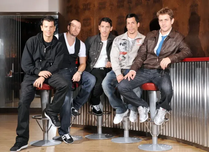Framed Print : 1980s / 1990s boy band New Kids on The Block pose for the camera at the launch of their Framed Print : 1980s / 1990s boy band New Kids on The Block pose for the camera at the launch of their