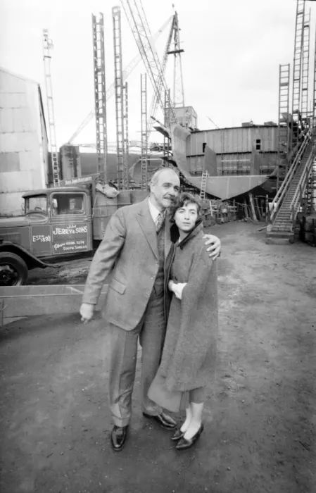 Framed Print : 1981 FILE PIX Sean Connery WITH ACTRESS BETSY BRANTLEY FILM FIVE DAYS ONE
