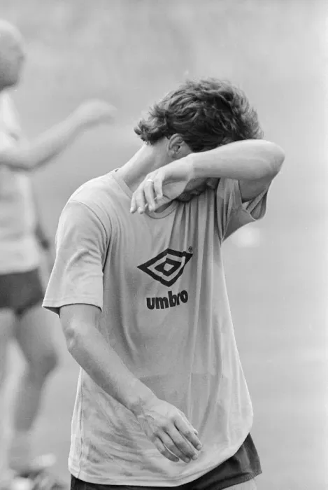 Framed Print : 1986 World Cup Finals in Mexico. Englands Bryan Robson wipes away the sweat Framed Print : 1986 World Cup Finals in Mexico. Englands Bryan Robson wipes away the sweat