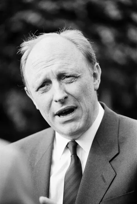 Framed Print : 1987 Labour Party Shadow Cabinet, Neil Kinnock unveils his new lineup, Photocall Framed Print : 1987 Labour Party Shadow Cabinet, Neil Kinnock unveils his new lineup, Photocall