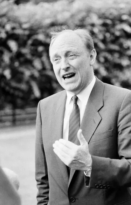 Framed Print : 1987 Labour Party Shadow Cabinet, Neil Kinnock unveils his new lineup, Photocall Framed Print : 1987 Labour Party Shadow Cabinet, Neil Kinnock unveils his new lineup, Photocall