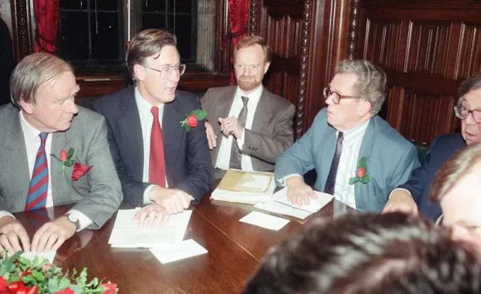 Framed Print : 1989 Labour Party Shadow Cabinet, newly elected, Photocall, Westminster, London Framed Print : 1989 Labour Party Shadow Cabinet, newly elected, Photocall, Westminster, London