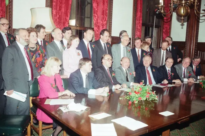 Framed Print : 1989 Labour Party Shadow Cabinet, newly elected, Photocall, Westminster, London Framed Print : 1989 Labour Party Shadow Cabinet, newly elected, Photocall, Westminster, London