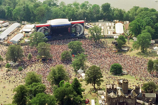1996 Oasis, Aerial Views. Music group, performing on stage