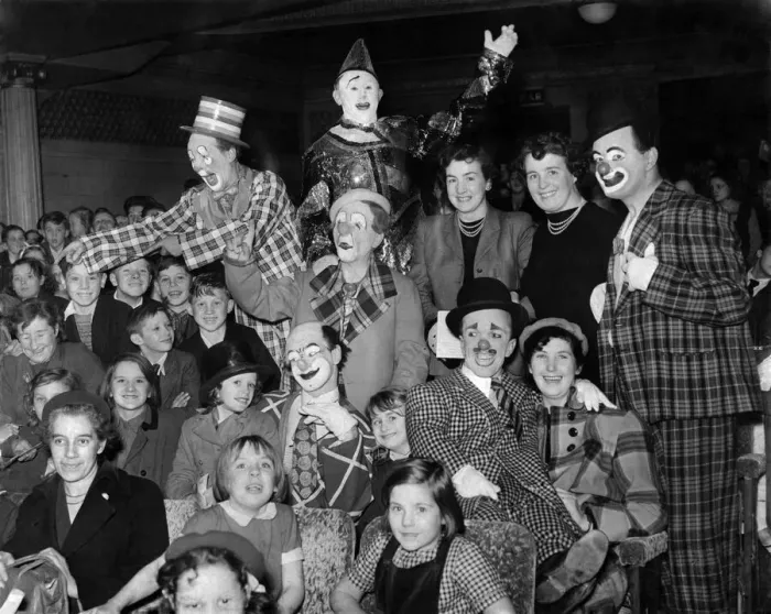 Framed Print : 2, 000 Schoolchildren saw the dress rehearsal of Tom Arnolds