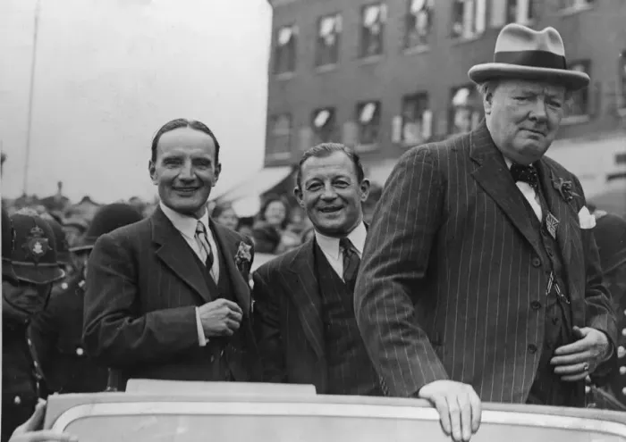 Framed Print : 20, 000 people assembled in Trinity Street and beyond to welcome Mr