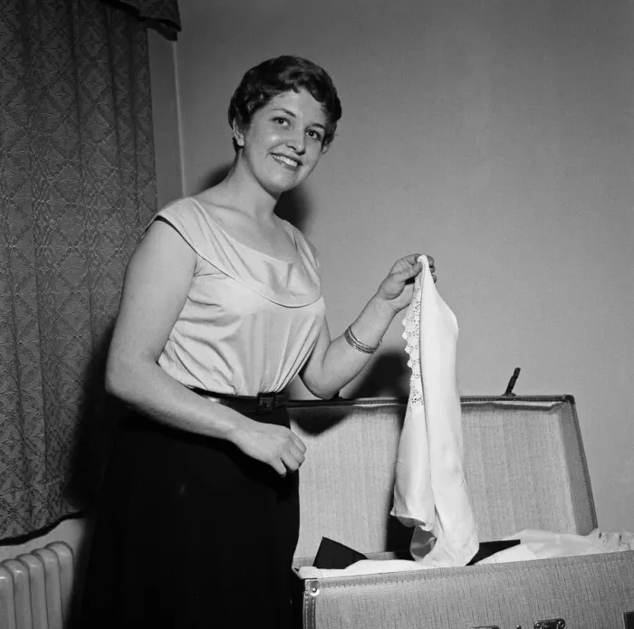 Framed Print : 21-year-old actress Anne Reid at home in Kensington packing her bags before leaving for Framed Print : 21-year-old actress Anne Reid at home in Kensington packing her bags before leaving for