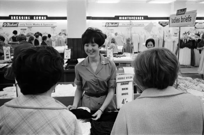Framed Print : 21-year-old Lesley Chapman from Penge seen working behind the counter of the Oxford Framed Print : 21-year-old Lesley Chapman from Penge seen working behind the counter of the Oxford