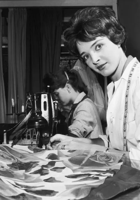 Framed Print : 24 year old June Parkyn working as a machinist at a London fashion house Framed Print : 24 year old June Parkyn working as a machinist at a London fashion house