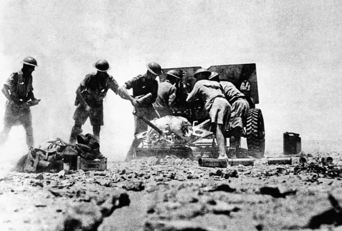 Framed Print : A 25 Pounder of the Royal Artillery seen here in an artillery duel with the Afrika Korps